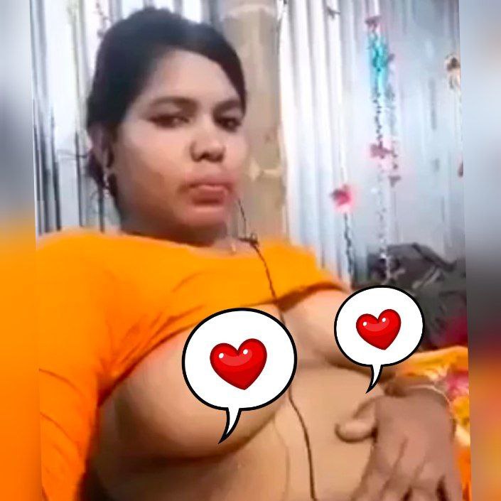 Gao ki bhabhi ne bf ke liye video call per kapde utare