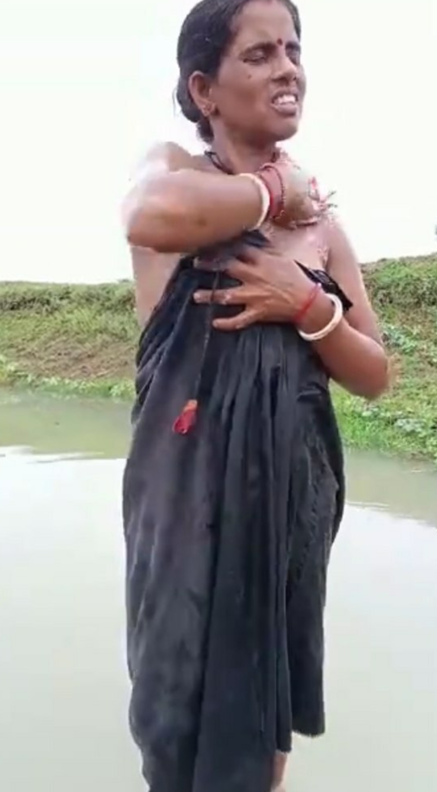 Mature Bhabhi OutDoor BathingMature Bhabhi OutDoor Bathing